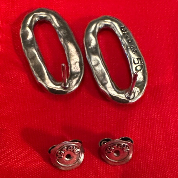 UNO de 50 Silver Earrings with Red Pouch - Picture 4 of 6